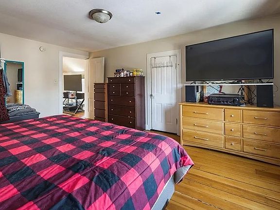 Spacious main bedroom