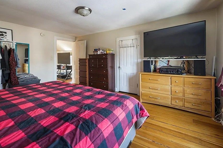 Spacious main bedroom