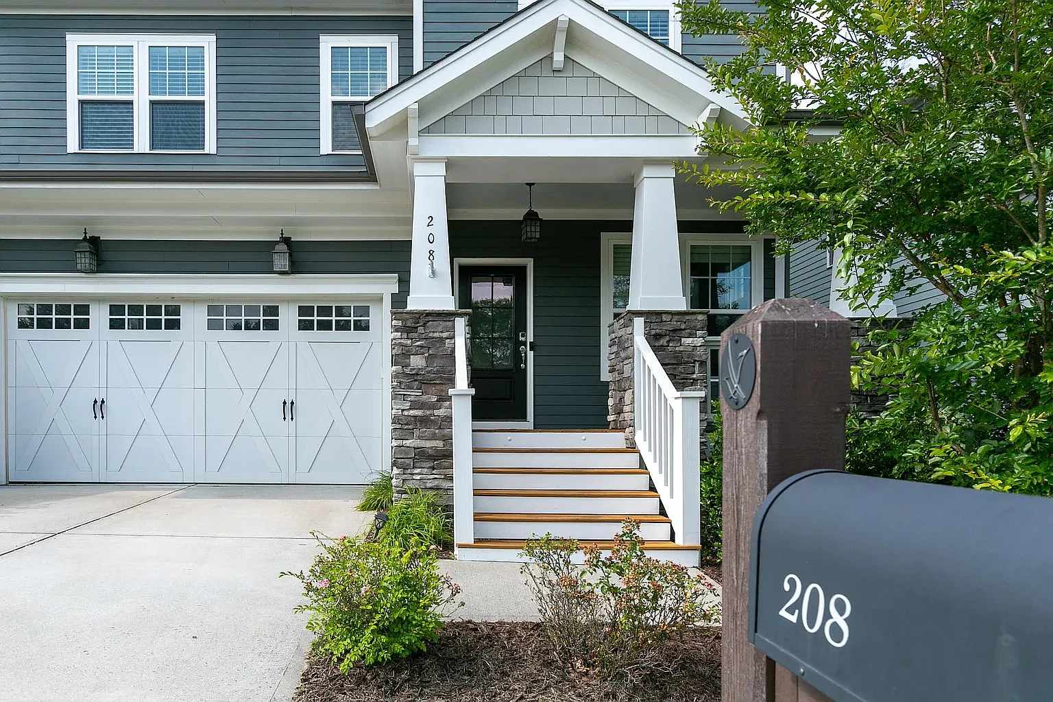 4 bed, 2.5 bath, 2058 sqft, $3,400 — Photo 2