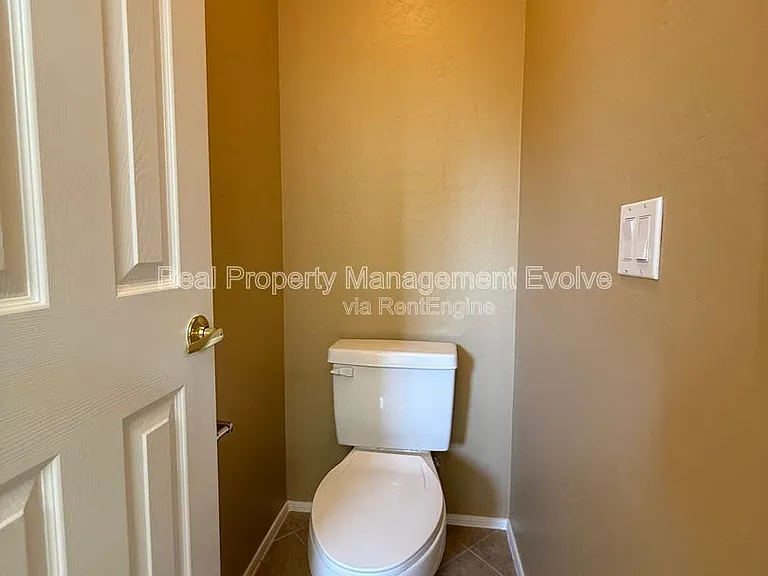 914 E Christine Pl — Photo 23