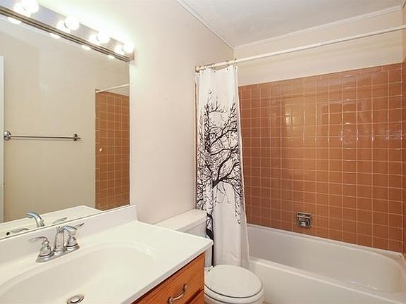 4th image of 1200 Knottingham Ct APT 2A