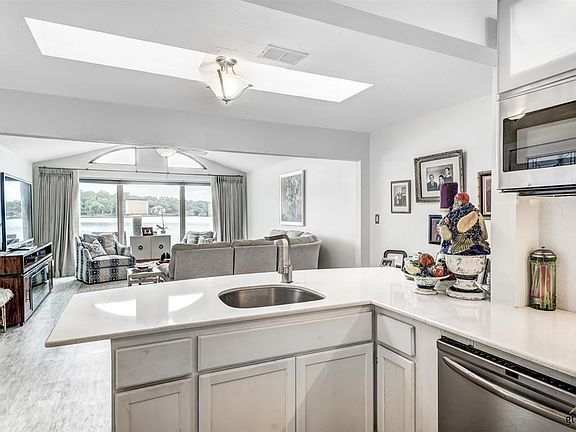 5th image of 2635 Lakeshore Dr