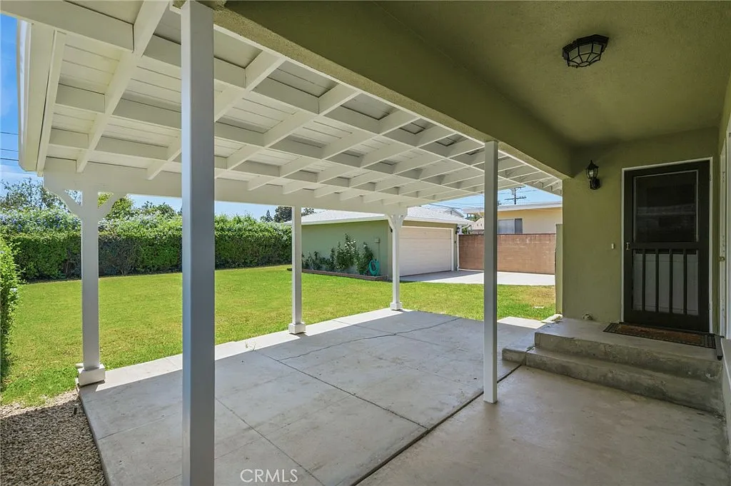3 bed, 1207 sqft, $4,200 — Photo 2