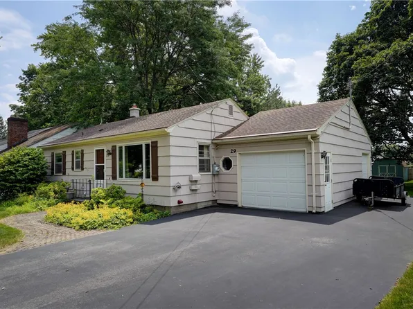 29 Country Ln, Penfield, NY 14526