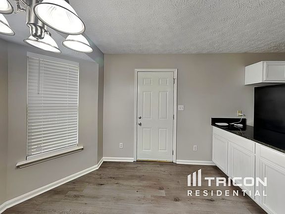 4th image of 384 Thornbrooke Dr