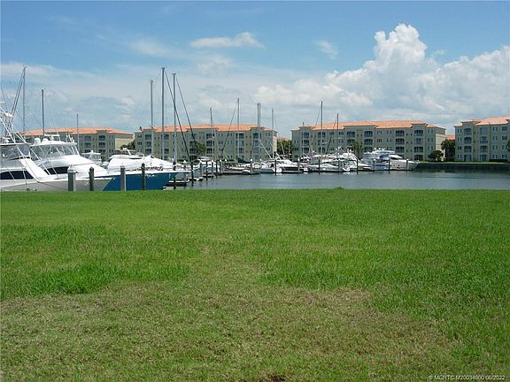 2nd image of 36 Harbour Isle Dr W Unit 303