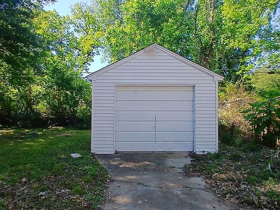 3rd image of 2719 Barron Ave