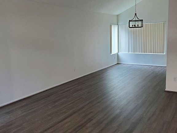 2nd image of 1076 Oxford Ln