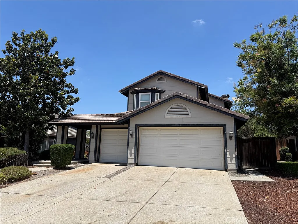 5 bed, 2355 sqft, $4,600 — Photo 2