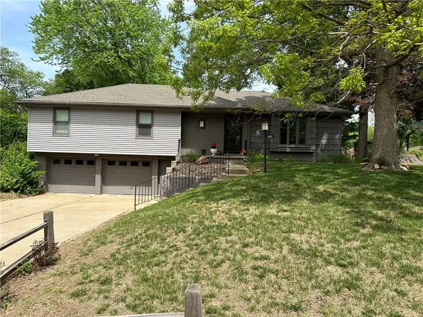 4305 Hillcrest Dr, Saint Joseph, MO 64506
