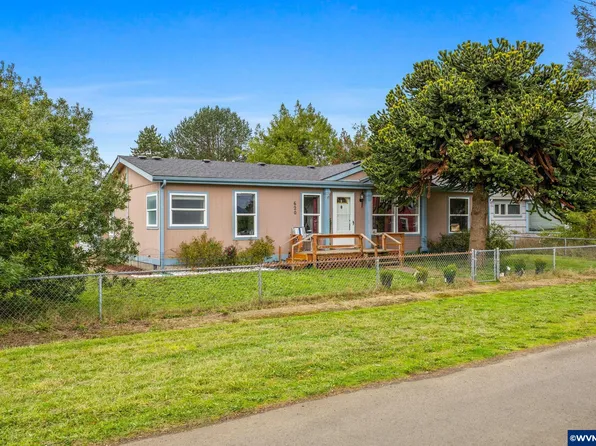 620 N Bay St, Waldport, OR 97367
