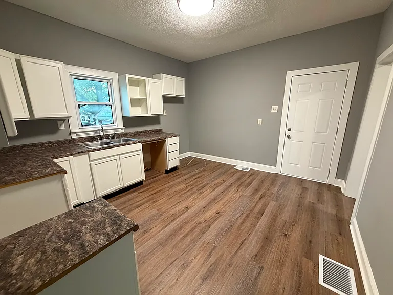 250 S Sherman Dr — Photo 7