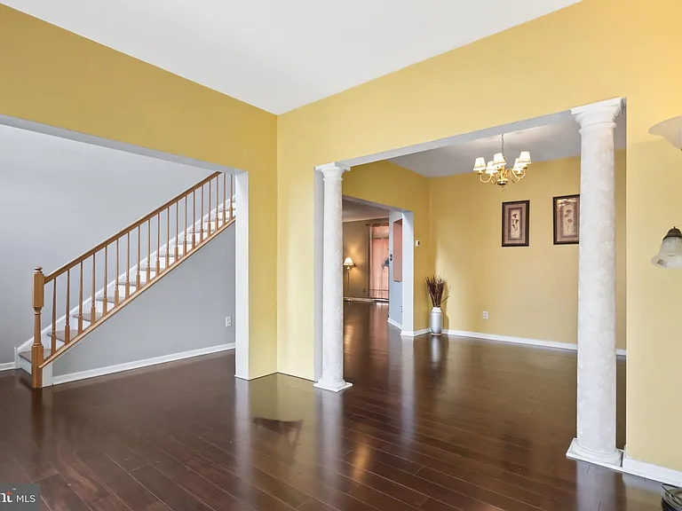 929 N York Dr — Photo 5
