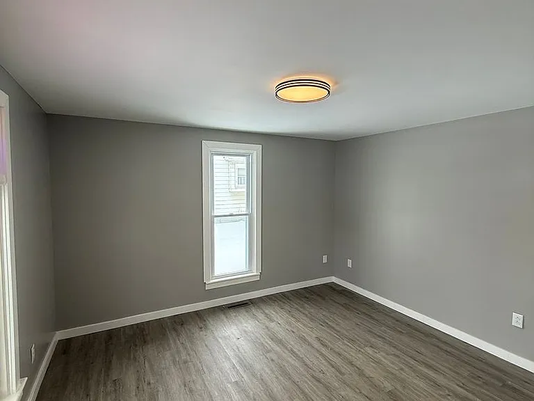 276 E Chicago Blvd — Photo 9