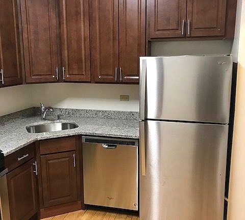 3rd image of 858 W Oakdale Ave #1