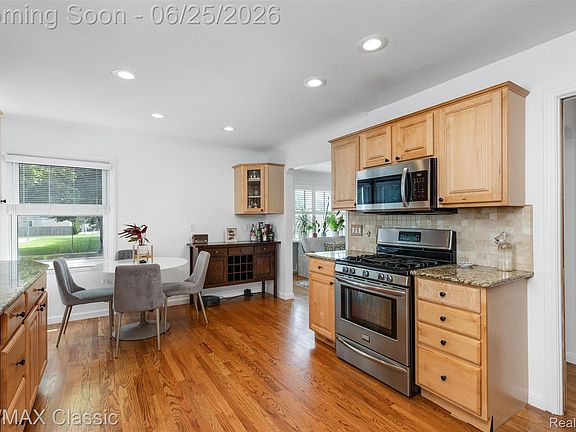 2nd image of 605 Fernwood Rd