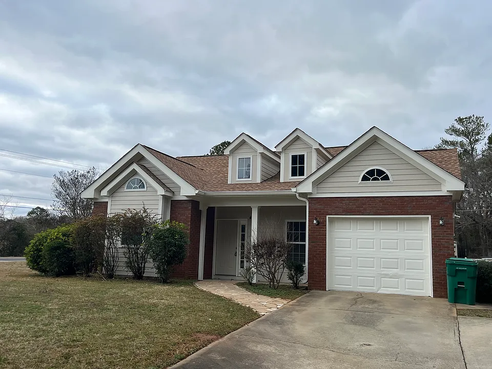 124 W Hogan Rd