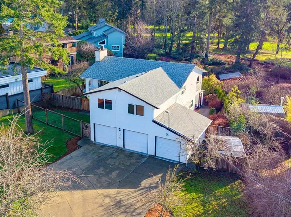 370 Georgia Ct, Comox, BC V9M 2W2