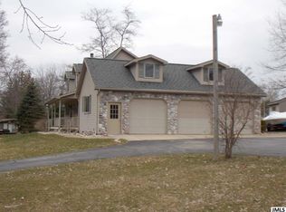 14612 Crestridge Dr, Cement City, MI 49233
