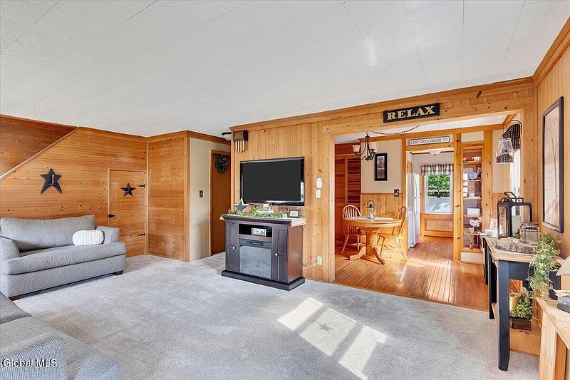 3rd image of 8 Lakeview Avenue