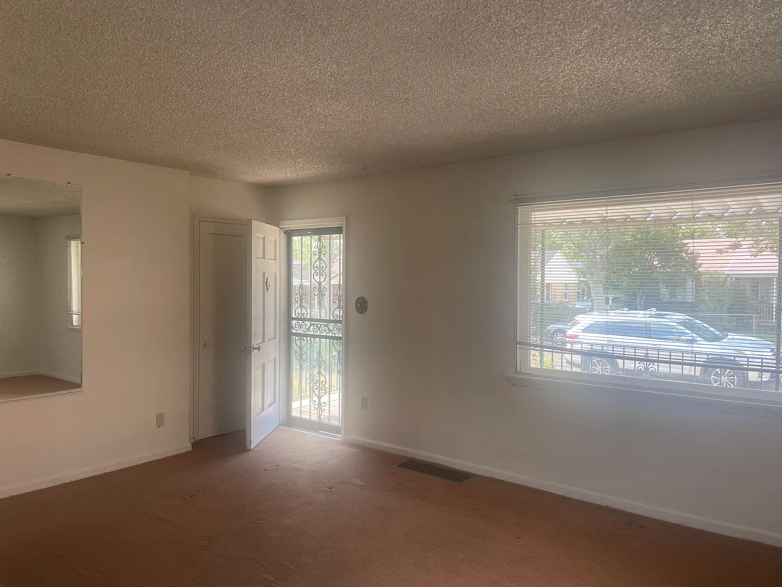 3 bed, 1600 sqft, $1,950 — Photo 2