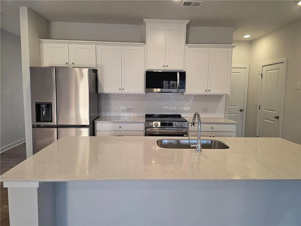 3 bed, 2.5 bath, 1855 sqft, $2,150 — Photo 3