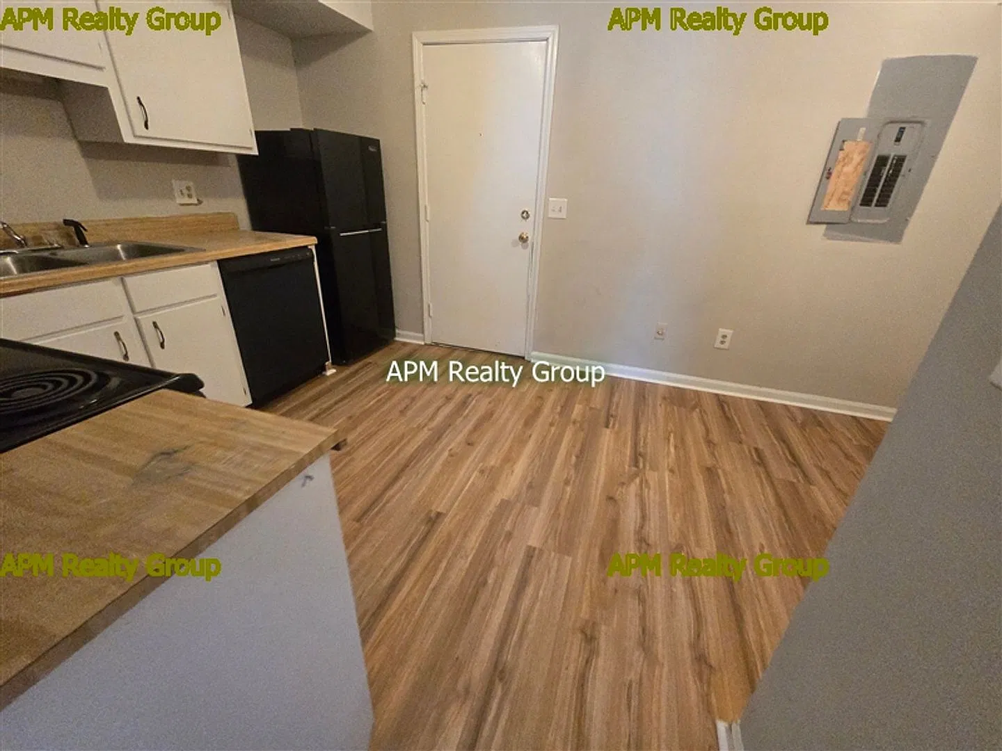 Charming 2 Bedroom 1.5 Bath — Photo 3