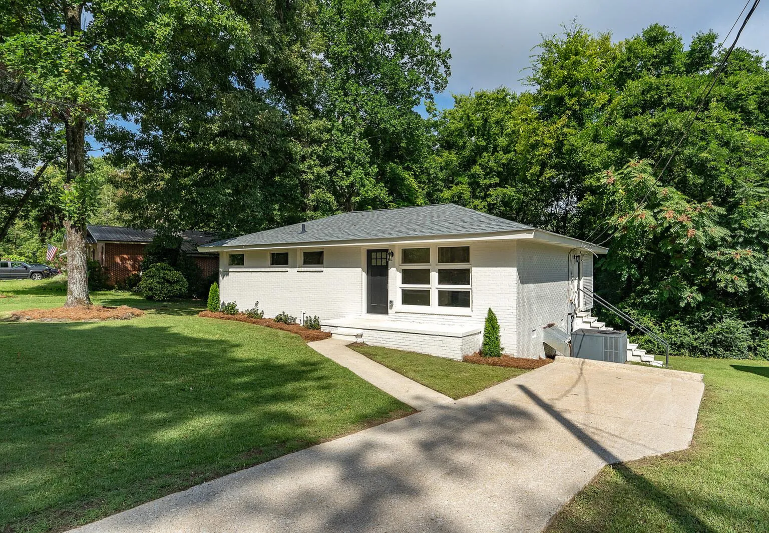 3 bed, 1047 sqft, $1,925 — Photo 3