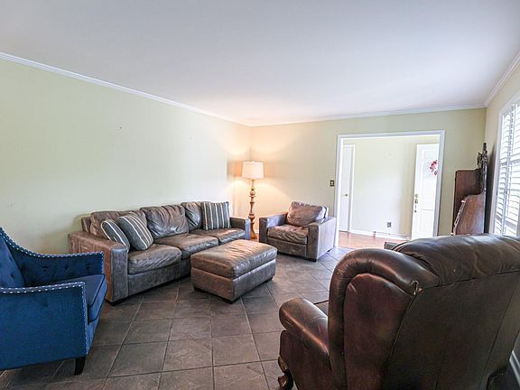 5th image of 201 Colonial Dr