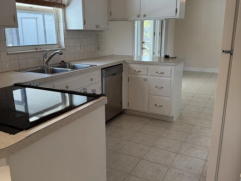 577 Cody Dr — Photo 2