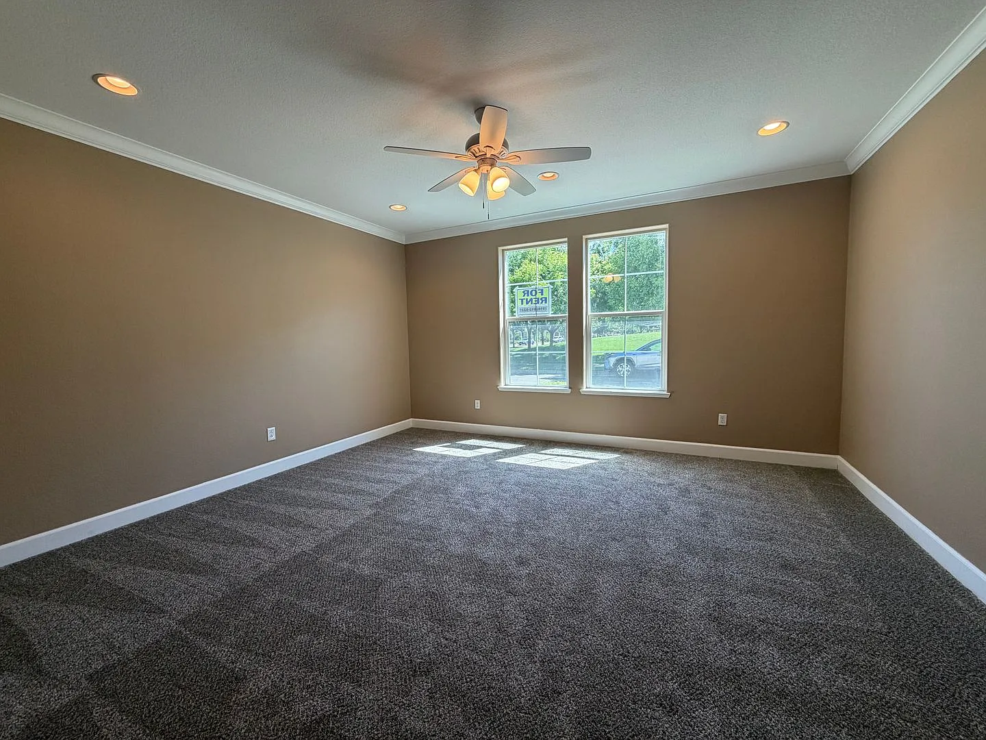 3 story newer home in great commute location — Photo 4