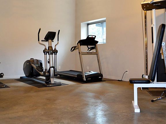 5th image of 708 S Barrington Ave #8827432