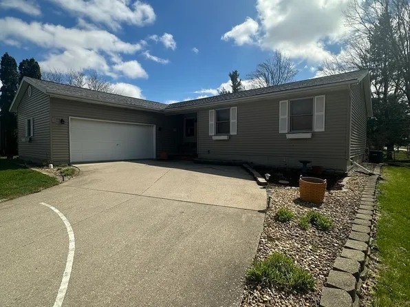 610 Kelley Dr, Heyworth, IL 61745