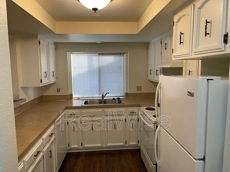 3 bed, 2.5 bath, 1200 sqft, $1,900 — Photo 3