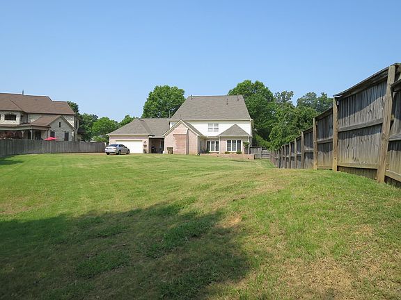 3rd image of 136 Fox Glade Ln