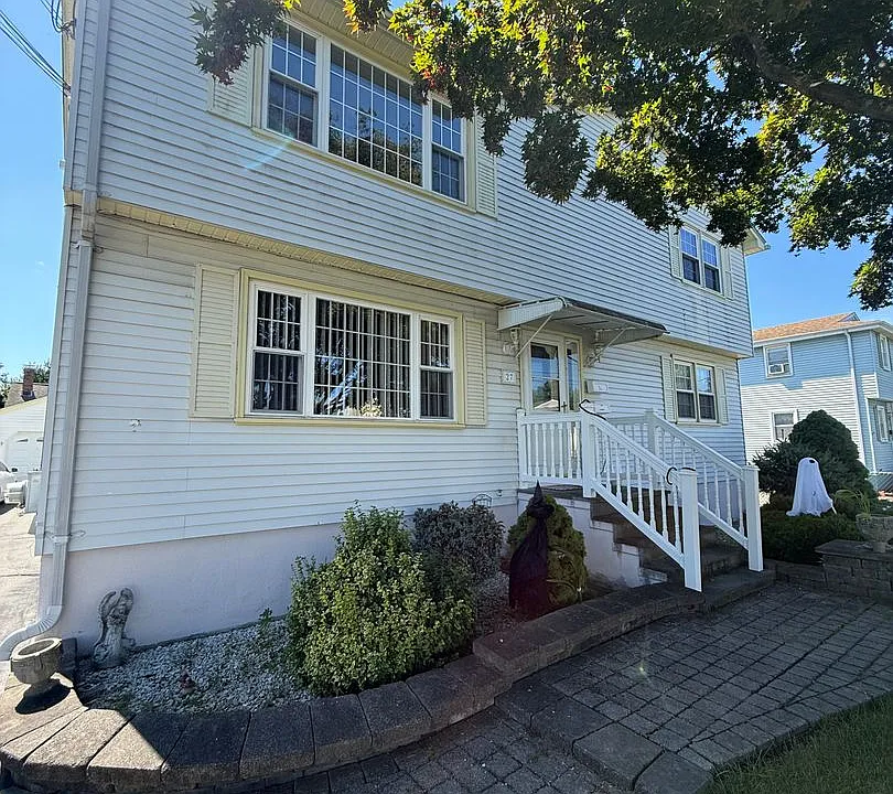 27 Janet Dr