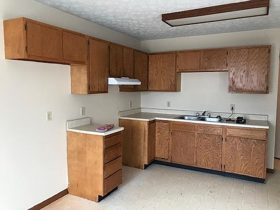 2nd image of 140 W 6th St