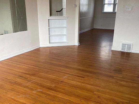 3rd image of 2939 Devereaux Ave