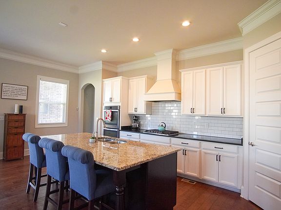 3rd image of 1024 Montrose Dr