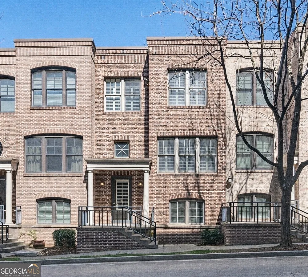 710 Cosmopolitan Dr NE photo 1