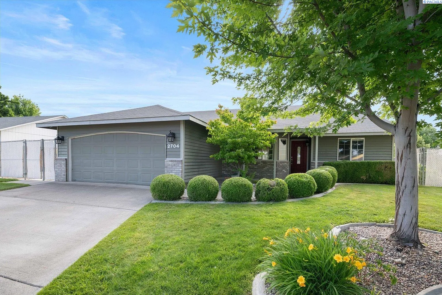 2704 Iris St photo 1