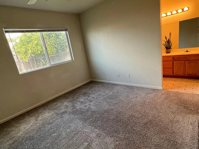 7798 Neyland Way — Photo 5