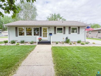 820 NE 5th St, Madison, SD, 57042
