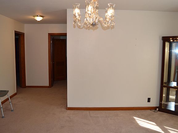 4th image of 202 SE Locust Hill Ln
