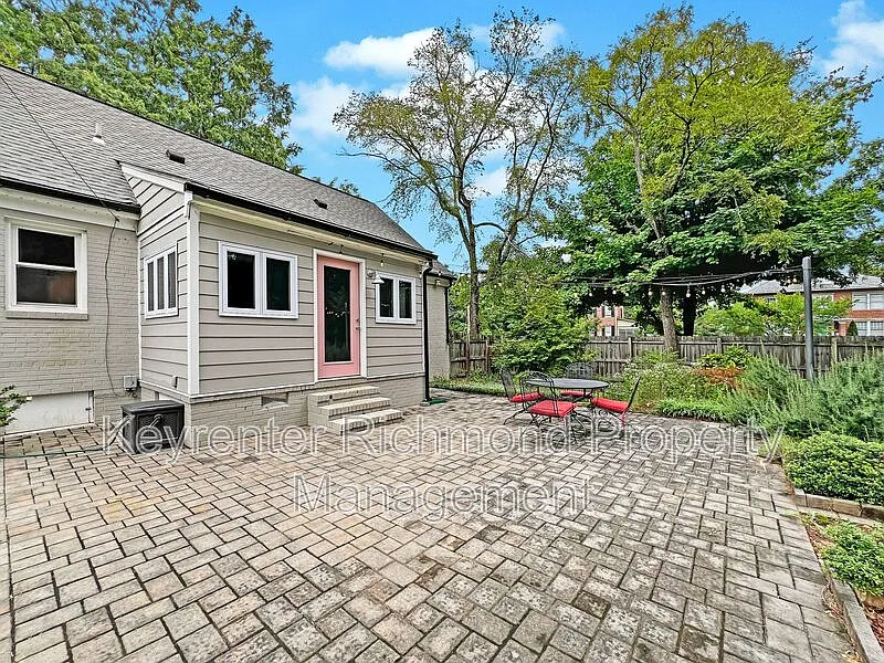 3 bed, 1.0 bath, 1300 sqft, $2,500 — Photo 2