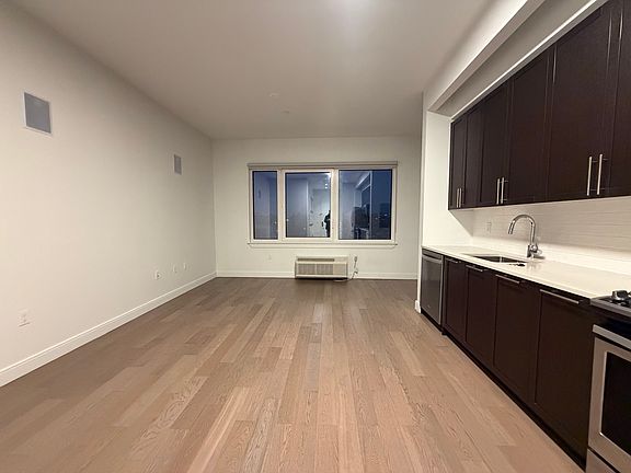 3rd image of 15211 89th Ave APT 829
