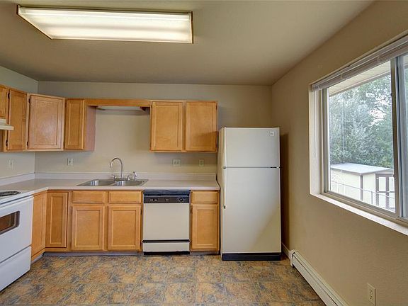 3rd image of 103 E Rosebud Ave