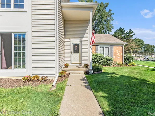 37453 Stonegate Cir, Clinton Township, MI 48036