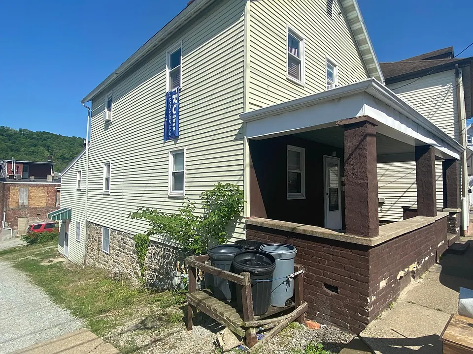 205 Chess St #3