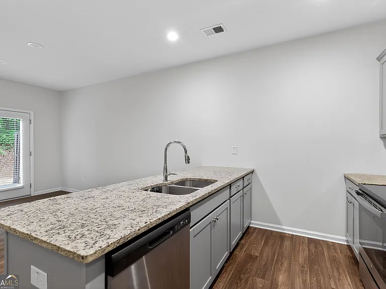 3122 Meadowstone Ln SW — Photo 4